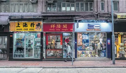  ?? Photos by Lam Yik Fei / New York Times ?? Shops on Queens Road in Sheung Wan, where wildlife products are not hard to find.