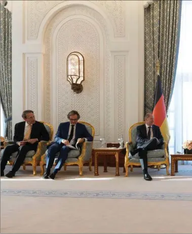  ?? ?? For mindre end to uger siden var Tysklands kansler Olaf Scholz i Doha, hvor han med Qatars emir Sheik Tamim bin Hamad al-Thani drøftede mulige leverancer af flydende naturgas. Foto: Amiri Diwan/Reuters