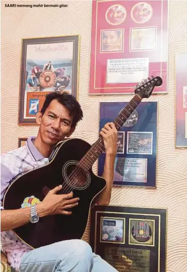  ??  ?? SAARI memang mahir bermain gitar.