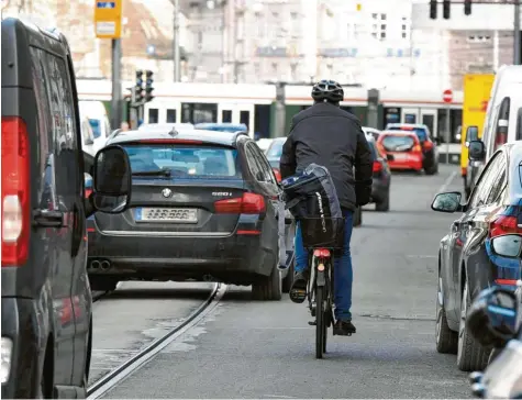  ?? Archivfoto: Silvio Wyszengrad ?? In der Stadt Augsburg gibt es nach Ansicht der Initiatore­n des Fahrrad‰Bürgerbege­hrens noch viele Schwachste­llen. Im Bild ist die Hermanstra­ße zu sehen, die die Stadt 2021 angehen möchte.
