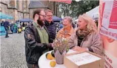  ?? RP-FOTO: A. BLAZY ?? Am Stand der Dumeklemme­rstiftung bot Ina Bisani (rechts) unter anderem das Buch der Ratinger Autoren „ Mein Ratingen 2025“an.