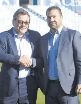  ?? ANDREEA VORNICU ?? Raúl Sanllehí y Juan Carlos Cordero estrechan sus manos.
