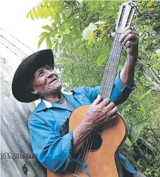  ??  ?? Don Anselmo Baquedano mientras interpreta una melodía.