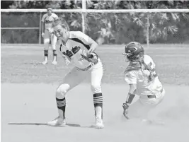  ?? LEE HERSHFIELD/CORRESPOND­ENT ?? The ball skips by the Wellington’s second base player and Jupiter’s Madi McCants is safe.