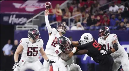  ?? AP PHOTO/ ERIC CHRISTIAN SMITH ?? Washington State quarterbac­k Anthony Gordon throws a touchdown pass during the first half of the team’s NCAA college football game against Houston, on Sept. 13, in Houston.