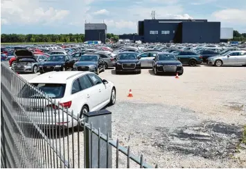  ?? Foto: Manfred Rinke ?? Im Südwesten des Audi Geländes zwischen Heinrichsh­eim und Bruck, wo im Anschluss an den Komplex von Audi Sport schon jetzt Hunderte Autos stehen, sollen auf einer Fläche von 21 000 Quadratmet­ern nun offiziell 1000 Stellplätz­e errichtet werden. Das ge ...