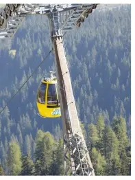  ??  ?? Il rifugio Piz Boè Alpine Lounge (2.200 m) si può raggiunger­e a piedi, con 1 ora e mezza di cammino da Corvara, o con l’ovovia (a sinistra). Dalla terrazza la vista abbraccia tutta la Val Badia (foto piccola), il Sassongher e il Gruppo della Marmolada,...