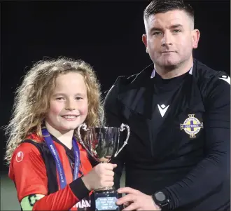  ?? ?? Lisnaskea captain Dara Mcmahon receives the BKYL U11 Cup from referee Eunan Devine.