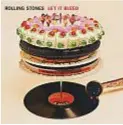  ??  ?? L’album Let it bleed e, in alto, le bozze di copertina esaminate nel 1969 da Keith Richards e Mick Jagger (con chitarra), entrambi ai tempi 26enni.