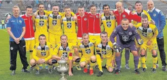  ??  ?? Victorious
The Saints team with the coveted Renfrewshi­re Cup
Picture Allan Picken