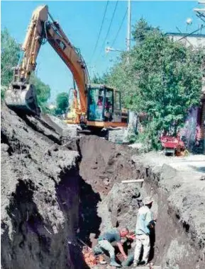  ??  ?? Compañeros de los trabajador­es ayudaron en el rescate y lograr sacarlos con vida.