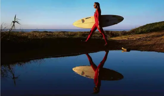  ??  ?? Maya Gabeira em Nazaré (Portugal), onde quase morreu em 2013 e surfou neste ano onda de 20,7 metros, um recorde