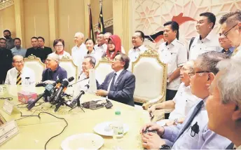  ?? — Sarawak Public Communicat­ions Unit photo ?? Abang Johari shows the GPS statement on the formation of the unity government.