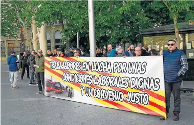  ?? ÁLVARO SÁNCHEZ ?? La plantilla del bus, ayer durante la concentrac­ión en la plaza de Aragón.