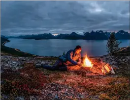  ?? FOTO: JAN R. OLSEN ?? MYE UTE: Fotografen har alltid vaert mye på tur, men har aldri sovet ute så mye som nå. Det har han tenkt å fortsette med framover. Her fra Djupvik i september i år.