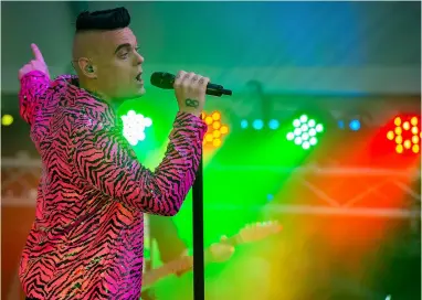  ?? Pics: Paul Gillis ?? TV star Dan Budd , a tribute act to Robbie Williams, performs at the Avon Valley Adventure and Wildlife Park’s Summer Sounds series