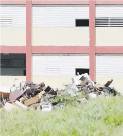  ?? Juan.martinez@gfrmedia.com ?? Ayer salió a relucir la acumulació­n de materiales y equipos en la escuela Cesáreo Rosa Nieves, que Educación usa como centro de acopio.