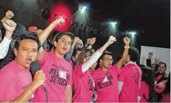  ?? / CUARTOSCUR­O ?? Protesta. Manifestan­tes iluminaron de rosa la fachada de la Cámara de Diputados previo a la discusión de la Reforma Electoral.