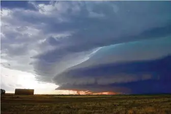  ?? Matthew Cappucci / Washington Post ?? A rotating supercell thundersto­rm takes on a “mothership” appearance as it moves south of Lakin, Kan. A report has been released on gaps in radar coverage and weather accuracy.