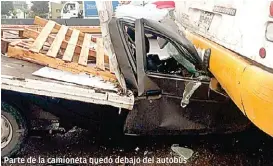  ?? ESPECIAL ?? Parte de la camioneta quedó debajo del autobús