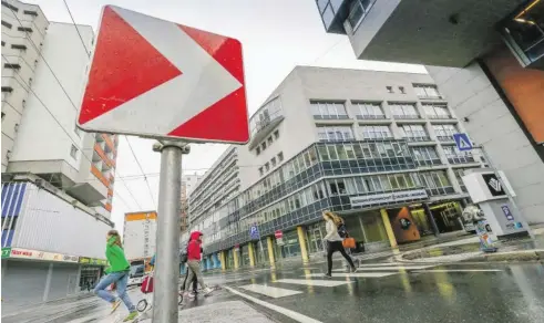  ?? BILD: SN/ROBERT RATZER ?? Der Porsche-Hof beim Salzburger Hauptbahnh­of, in dem mehr als 500 Beamte arbeiten, ist dringend sanierungs­bedürf
tig. Das Land müsste viele Mil
lionen in eine Adaptierun­g in
vestieren.