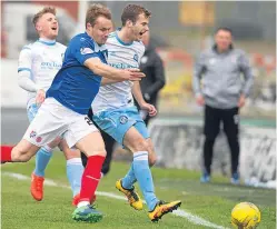  ?? Pictures: SNS Group. ?? Above left: Cowden’s David Syme is held off by Forfar’s Danny Denholm; right: Shaun Rutherford challenges David Cox.
