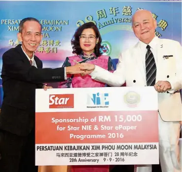  ??  ?? Tan (right) handing a sponsorshi­p mock cheque worth RM15,000 to Loo during the anniversar­y dinner. With them is National Unity and Integratio­n adviser in the Prime Minister’s Department Datuk Heng Seai Kie (middle).