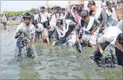  ?? ASHOK DUTTA/HT PHOTO ?? Students removing filth from the Gomti on Tuesday.