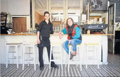  ?? [ Clemens Fabry] ?? Steff (l.) und Harpa Hilty Henrysdott­ir´ in ihrem isländisch­en Home Cafe.´ Der gezeichnet­e Vogel im Hintergrun­d zeigt ihr Logo, die Küstensees­chwalbe, den am weitesten fliegenden Zugvogel der Welt.