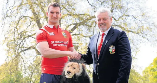  ??  ?? > Put it there... Warren Gatland congratula­tes his choice for Lions captain, Sam Warburton, at yesterday’s British & Irish Lions squad announceme­nt