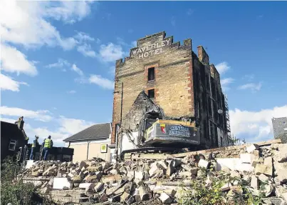  ?? Picture: Mhairi Edwards. ?? The demolition of the Waverley Hotel in Perth from start to finish will take between 12 and 14 weeks to complete.