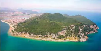  ??  ?? Vista aérea del monte Buciero de Santoña (Cantabria), muy cerca de donde los nacionalis­tas vascos pactaron con los aliados de los franquista­s su “traición” a la República.