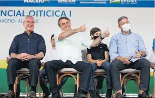  ??  ?? IRRITAÇÃO Em Alagoas, reduto de Renan, Bolsonaro disse que “a palhaçada” da CPI da covid acabou