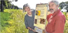  ?? FOTO: AXEL PRIES ?? „Faszinatio­n für Bienen wecken“: Maria Ruchti und August Schaible mit einer der Info-Tafeln.