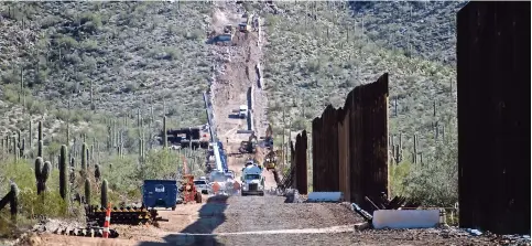  ??  ?? Construcci­ón En proceso del muro en el Monumento Nacional ‘Organ Pipe Cactus’ en Arizona