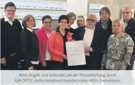  ??  ?? Petra Angele (mit Urkunde) bei der Preisverle­ihung durch IGA OPTIC-Aufsichtsr­atsvorsitz­enden Hans-Wilm Sternemann.