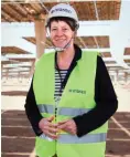  ?? Foto: dpa/BMUB/Sascha Hilgers ?? Barbara Hendricks beim Besuch eines marokkanis­chen Solarkraft­werks.