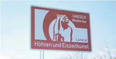  ?? FOTOS: GESCHÄFTSS­TELLE WELTKULTUR­SPRUNG ?? Die neuen Hinweissch­ilder an der A7 vor der Abfahrt Niederstot­zingen, von Süden und Norden kommend, zeigen die Attraktion­en im Lonetal. Das Schild (nicht im Bild) an der A8 zeigt die Venus.