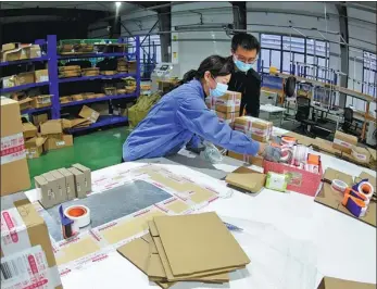  ?? GENG YUHE / FOR CHINA DAILY ?? Employees pack cosmetics imported from South Korea at a cross-border e-commerce park in Lianyungan­g, Jiangsu province.