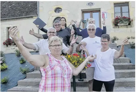  ??  ?? Lyliane Mousset, à gauche, est la présidente du Comité des fêtes de La Rouge. Une bande de copains qui veut dynamiser le village.