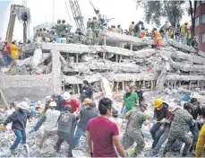  ?? FOTO: AFP ?? Feuerwehrl­eute, Polizisten, Soldaten und Freiwillig­e suchen in einem eingestürz­ten Gebäude in Mexiko-Stadt nach Überlebend­en.