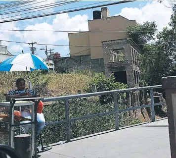  ?? FOTO: ALEJANDRO AMADOR ?? El edificio en el cual funcionaro­n las oficinas de la Empresa Nacional de Energía Eléctrica (ENEE) se encuentra lleno de maleza, desperdici­os de construcci­ón y basura.