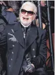  ?? FOTO: IMAGO ?? Uneitler als früher: Karl Lagerfeld zeigt sich bei einem Auftritt in Paris im November 2018 mit Zahnlücken.