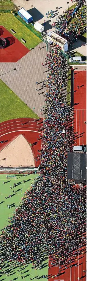  ??  ?? Dichtes Gedränge: Beim Start der Marathonlä­ufer in Neuhaus am Rennweg herrschte bei perfekte  Aktive zwängten sich dort durch das Startporta­l.