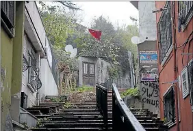  ?? Foto: otto Ekman ?? RESA MED EFTERTANKE. I reseboken Den mystiska Näktergale­n skriver Pia Ingström om sin fascinatio­n för sådant som lever kvar trots att det inte finns förutsättn­ingar för det, såsom små icke-muslimska minoritete­r i Istanbul. Bildens vy är från stadsdelen...