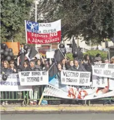  ??  ?? ► Protesta contra el obispo Juan Barros, acusado de ser encubridor de abusos sexuales de Karadima.