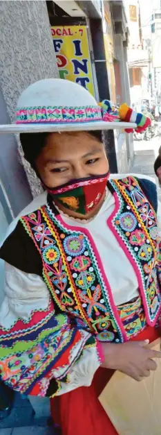  ?? Foto: Christian Lombardi, dpa ?? Die Maske ist der traditione­llen Tracht angepasst: Eine Frau in La Paz, Bolivien. Das Land in Lateinamer­ika zählt 52 000 Infizierte.