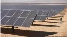  ??  ?? Los módulos del parque solar de Benban, en el desierto egipcio, se inclinan constantem­ente hacia el sol, por lo que pueden producir más energía.