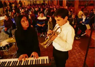  ??  ?? Une petite fête, de la musique et une Marseillai­se pour accueillir les anciens collégiens de Fersen venus chercher leur diplôme. (Photo R.Y.)