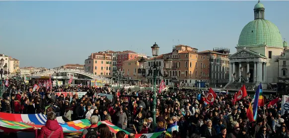  ??  ?? I manifestan­ti Oltre quattromil­a persone ieri hanno partecipat­o alla Marcia per l’Umanità